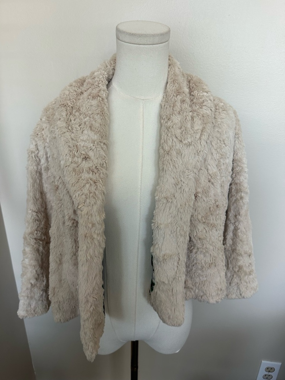 Cabi Faux Fur Cropped Shrug Jacket Large Cream Cozy Glam Whimsigoth